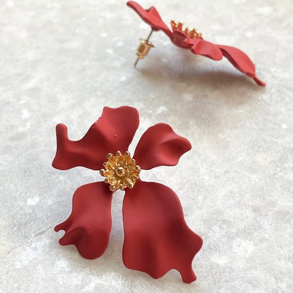NEW Flower stud earrings in matte red - Picture 3 of 8